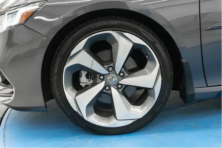 $26996 : Honda Accord 2020 Touring 4d image 2