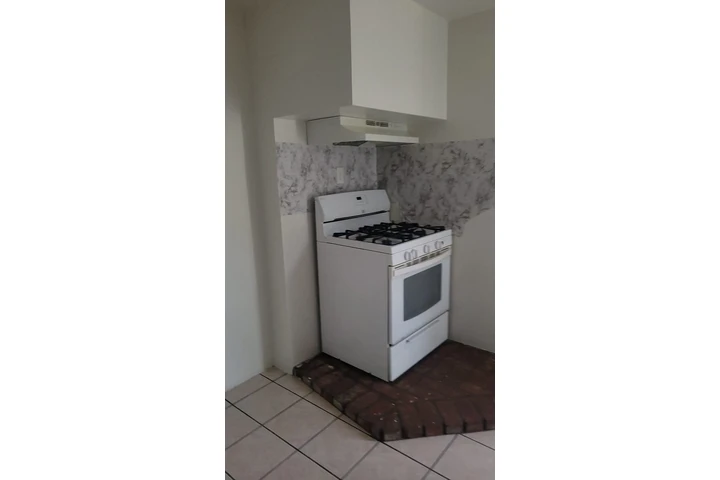 $1400 : Casita pequeña adosada image 2