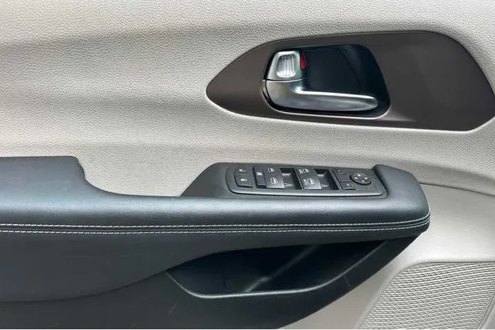 $24954 : Chrysler Voyager 2024 LX 4dr image 10