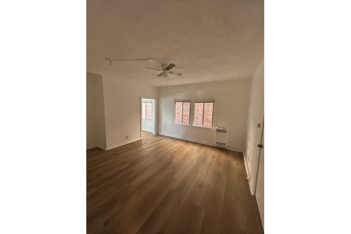 $1600 : Koreatown Se Renta Estudio image 1