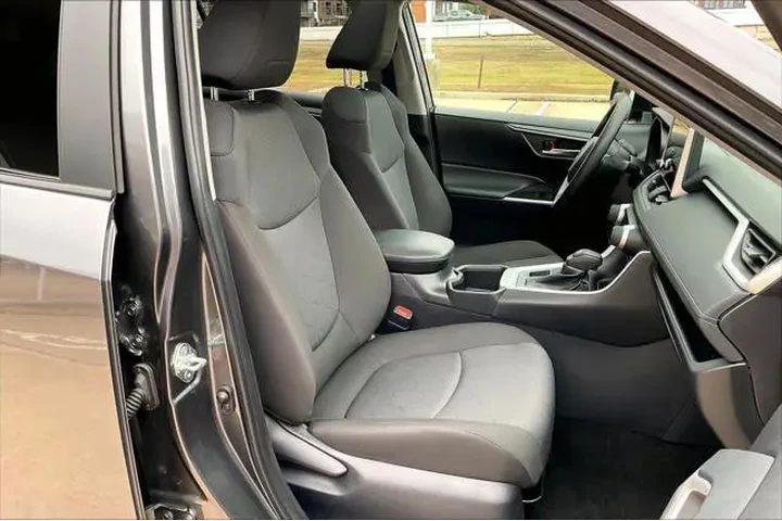 $31668 : Toyota RAV4 2025 AWD XLE 4dr image 6