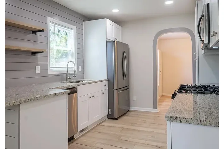 $1800 : Live in our charming 3-bedroom image 2
