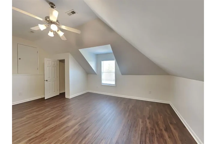 $2501 : Spacious & Modern 3-Bedroom image 6