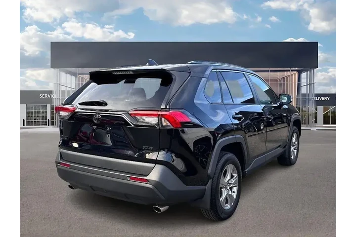 $22995 : Toyota RAV4 2022 AWD XLE 4dr image 4