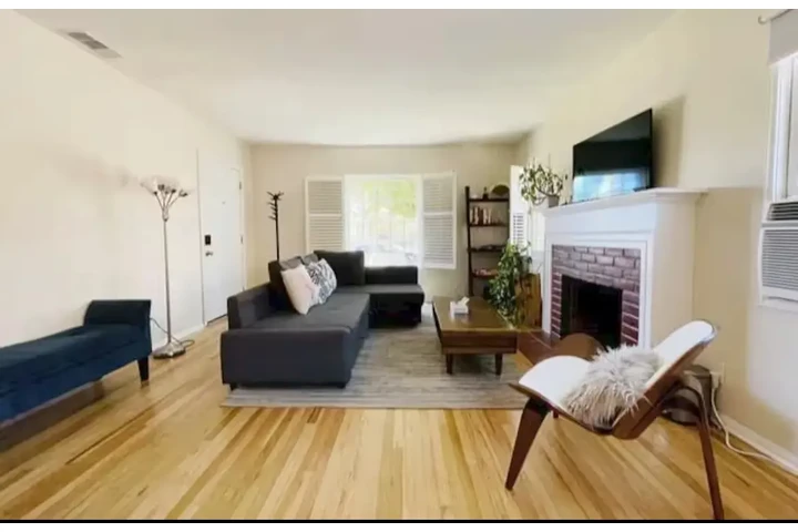 $1400 : Experience the charming home image 1