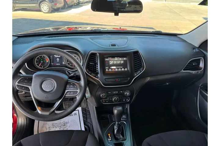 2019 Cherokee Latitude FWD image 9