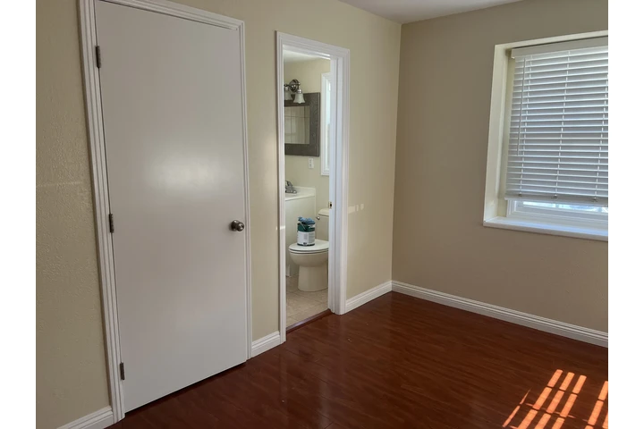 $1150 : Se Renta Cuarto con Baño priv. image 1