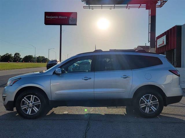 $12990 : 2017 Traverse LT image 5