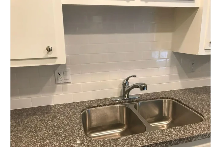 $1300 : A beautiful luxury apartment image 6