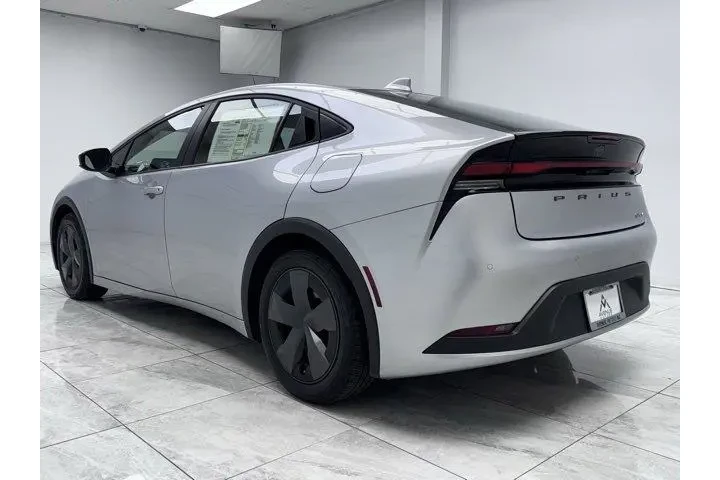 $25900 : Toyota Prius 2024 LE 4dr Hat image 6