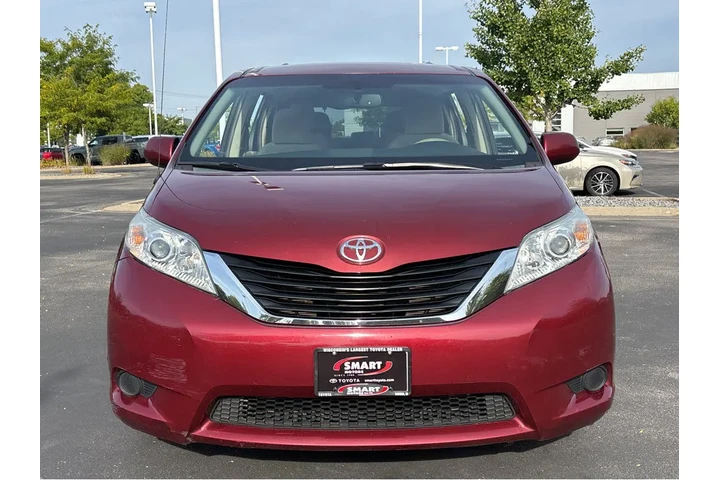 $10000 : 2013 Sienna LE image 9