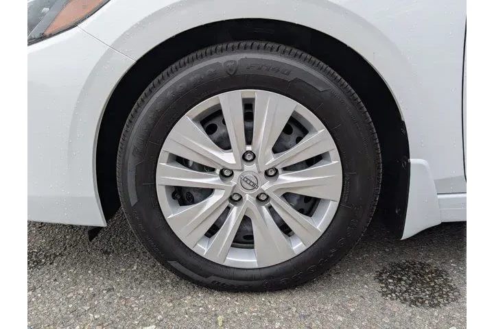 $21977 : Nissan Sentra 2025 S 4dr Sed image 9