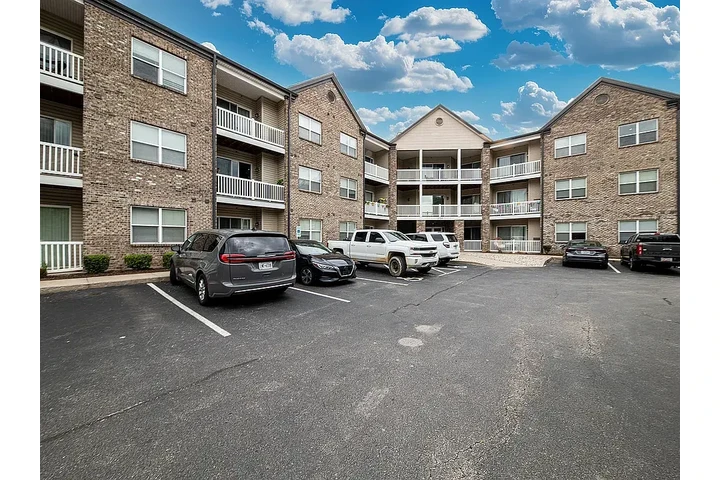 $1300 : Standard 1bd and 1 bathroom image 3