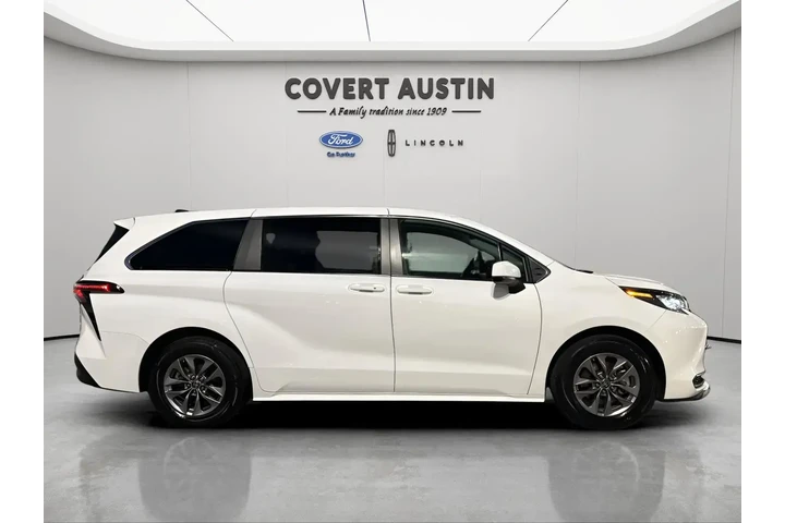 $31591 : Toyota Sienna 2024 LE 8-Pass image 4