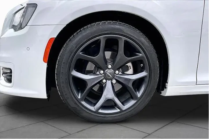 $33417 : Chrysler 300 2023 Touring L image 10