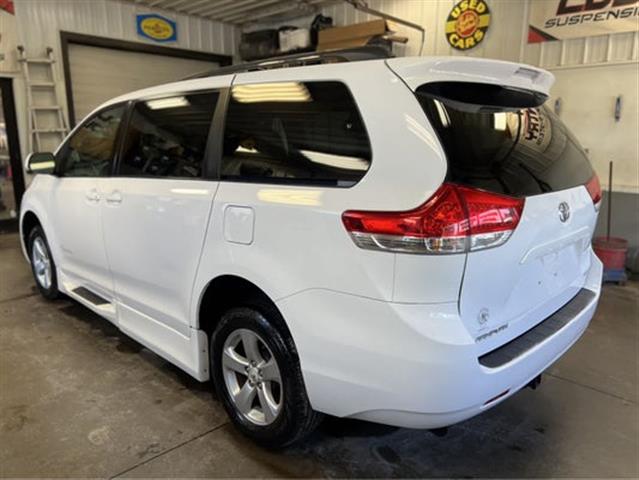 $18900 : 2011 Sienna LE AAS image 4