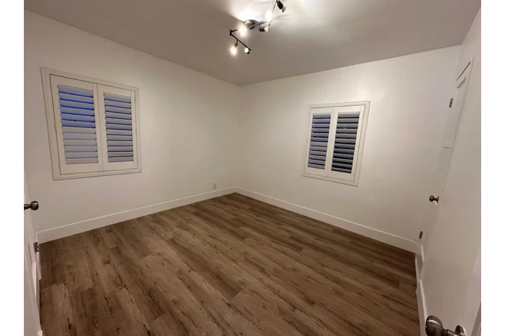 $2500 : 3 Bedroom House In Koreatown image 5
