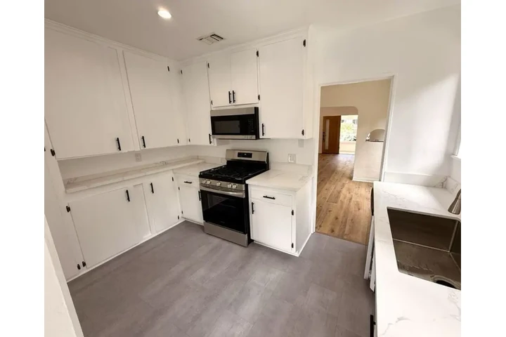 $2450 : 3Bed/2Bath House In Lynwood image 4