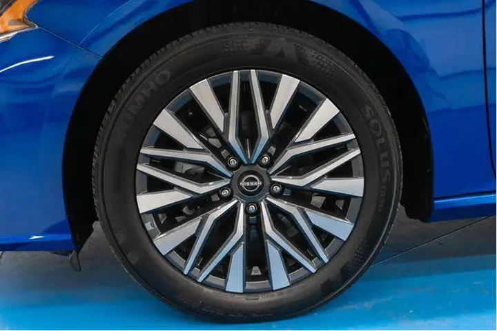 $25855 : Nissan Altima 2025 2.5 SV 4d image 2