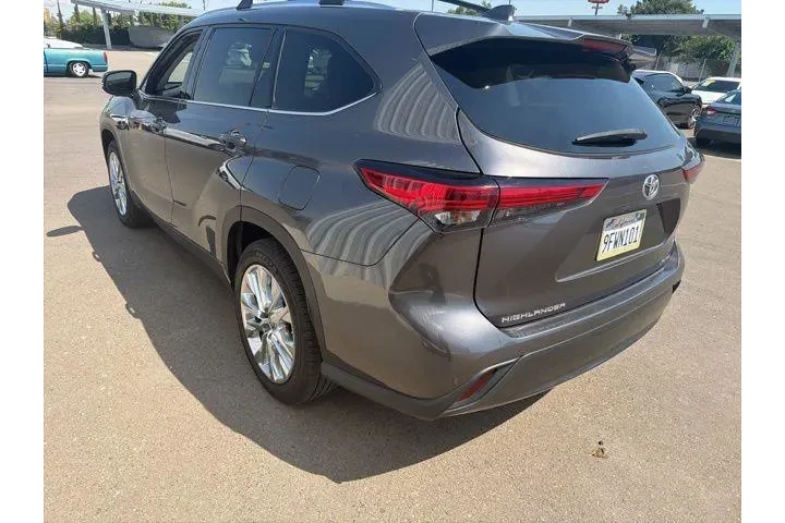 $39500 : Toyota Highlander 2023 LE 4d image 3