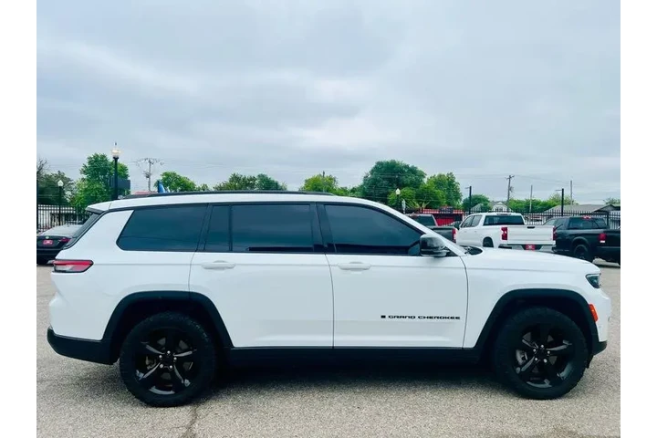 $26995 : 2022 Grand Cherokee L Limited image 8