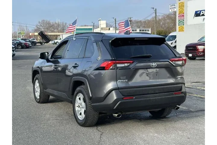 $17995 : Toyota RAV4 2021 AWD XLE 4dr image 8