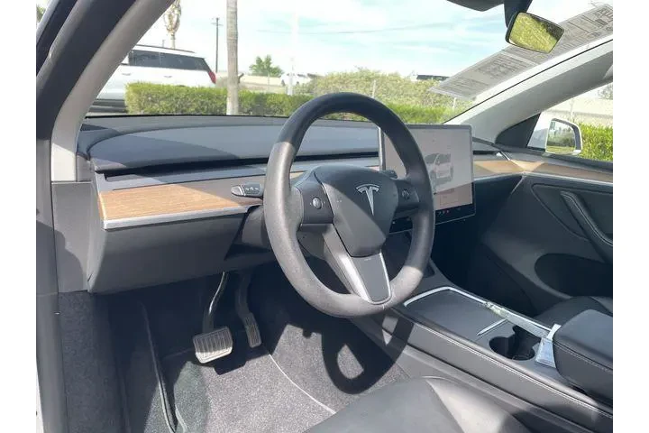 $31767 : Tesla Model Y 2023 AWD Long image 10