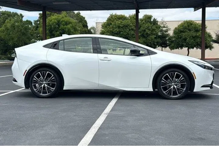$29599 : Toyota Prius 2025 LE 4dr Hat image 10