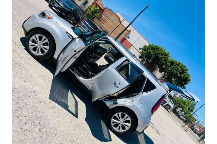 $7899 : 2016 Soul + image 7