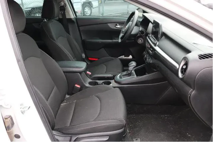 $14776 : Kia Forte 2021 FE 4dr Sedan image 6