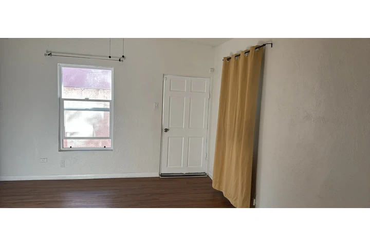 $1300 : Se renta estudio image 6