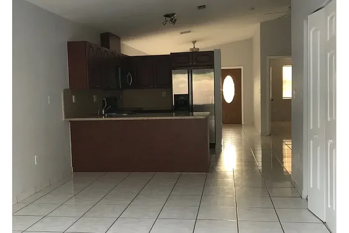 $2000 : HOUSE RENT IN MAIMI FLORIDA image 7