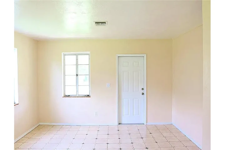 $1050 : Charming 3-bedroom home image 3