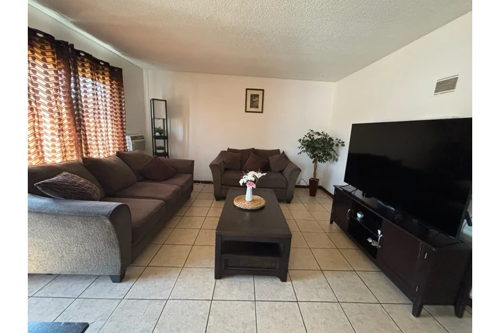 $2300 : HUNTINGTON PARK RENTO APTO. image 3