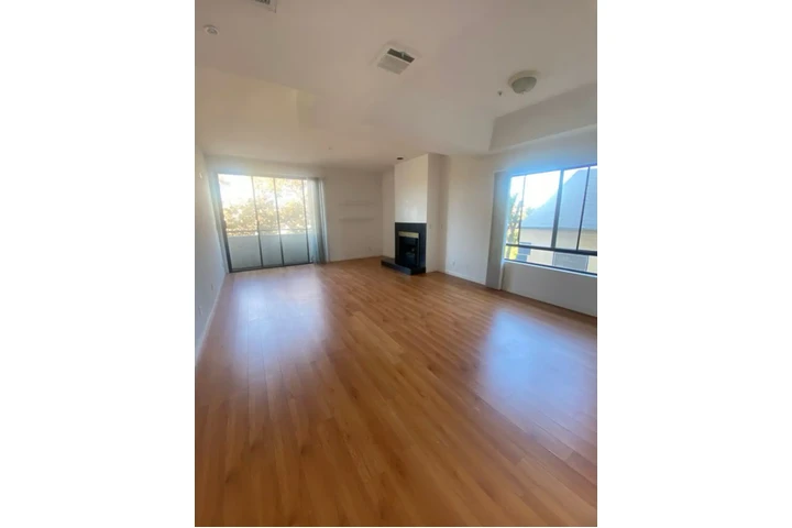 $1975 : 2 Bedroom Apt in Lynwood image 2