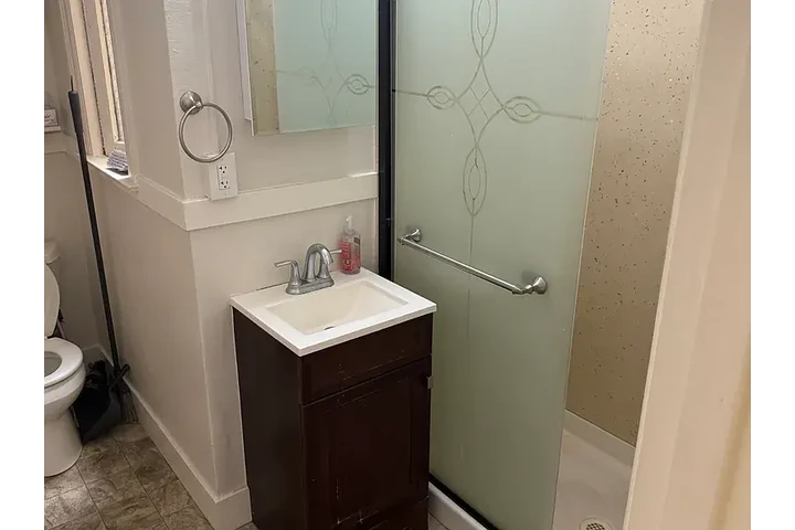 $1200 : Room for rent image 3