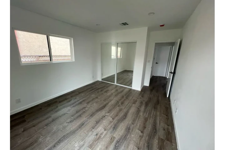 $2200 : 2 Bedroom Home in Los Angeles image 6