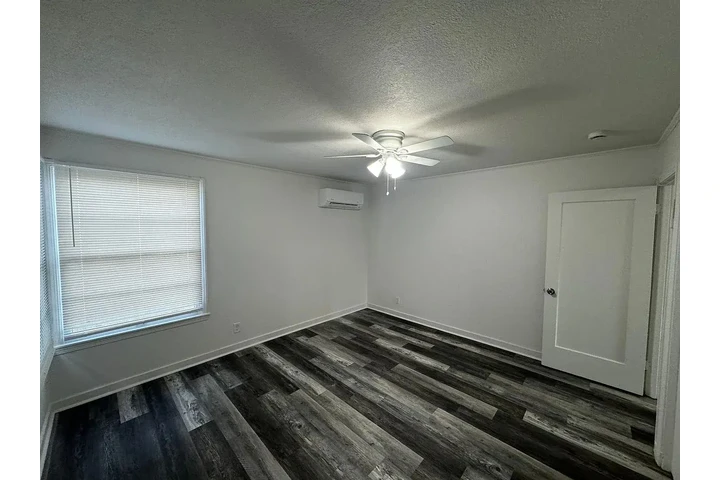 $800 : charming HOME ..Hialeah, FL image 4