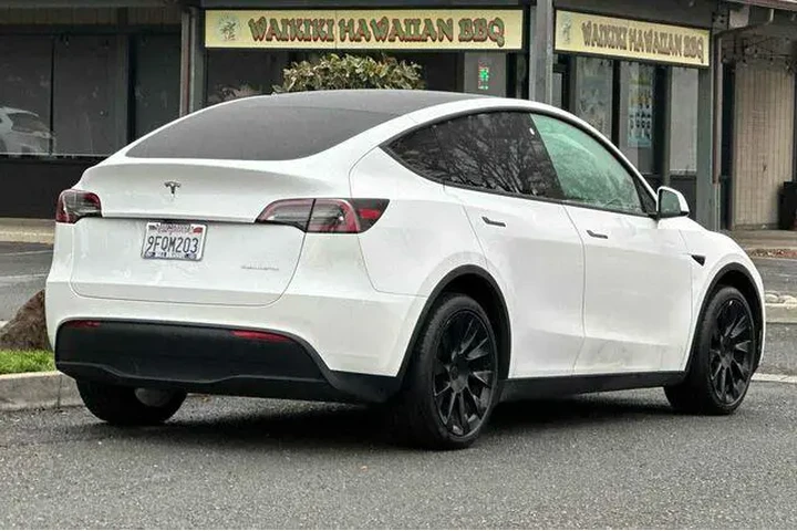 $28914 : Tesla Model Y 2023 AWD 4dr C image 3