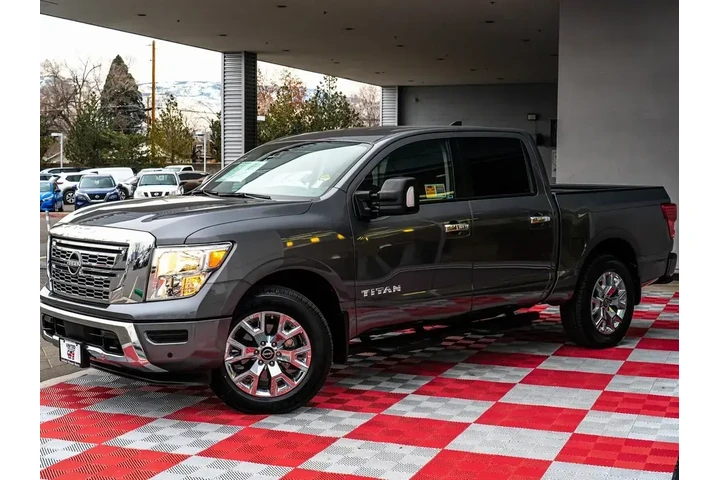 $38988 : Nissan Titan 2024 4x4 SV 4dr image 1