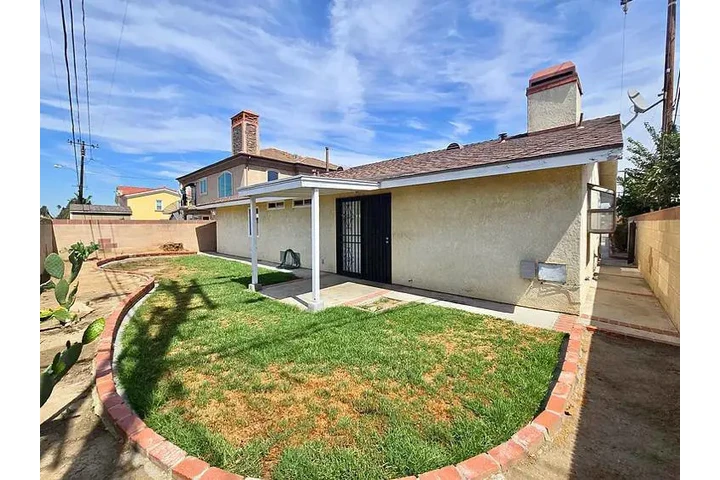 $2200 : 3 Bedroom for affordable rate image 9