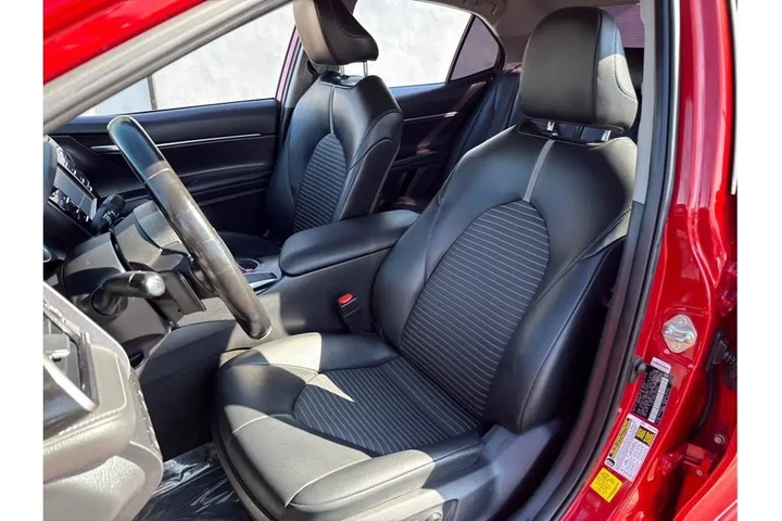 2020 Toyota Camry SE Sedan 4D image 6