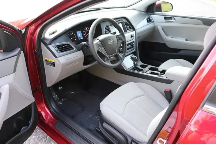$5000 : 2016 SONATA SE Sedan 4D image 5