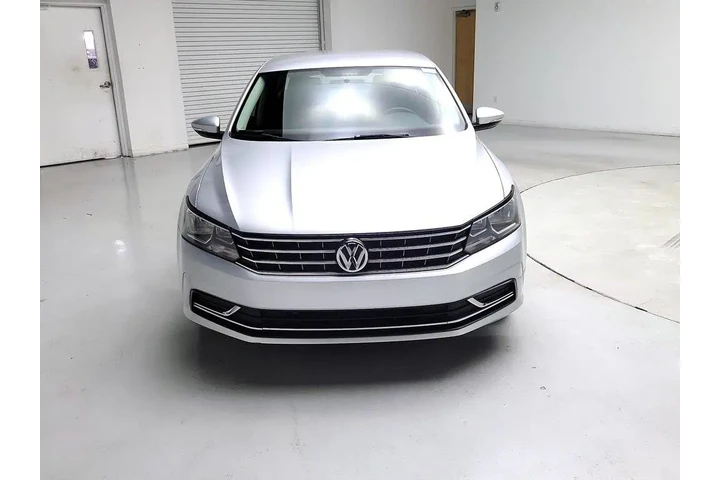$15998 : Volkswagen Passat 2018 2.0T image 2