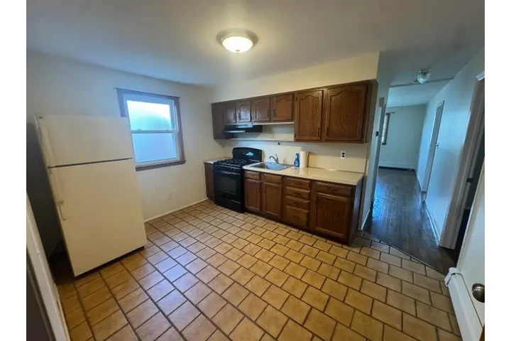 $1000 : Fully Renovated 1-Bedroom Apar image 7