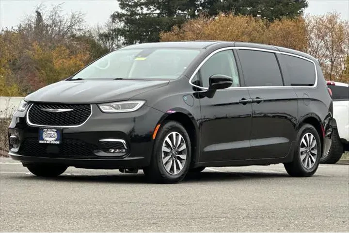 $28490 : Chrysler Pacifica Plug-In Hy image 8