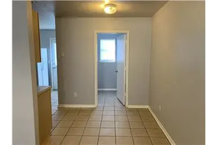 $800 : Rental property with 2 bedro image 6