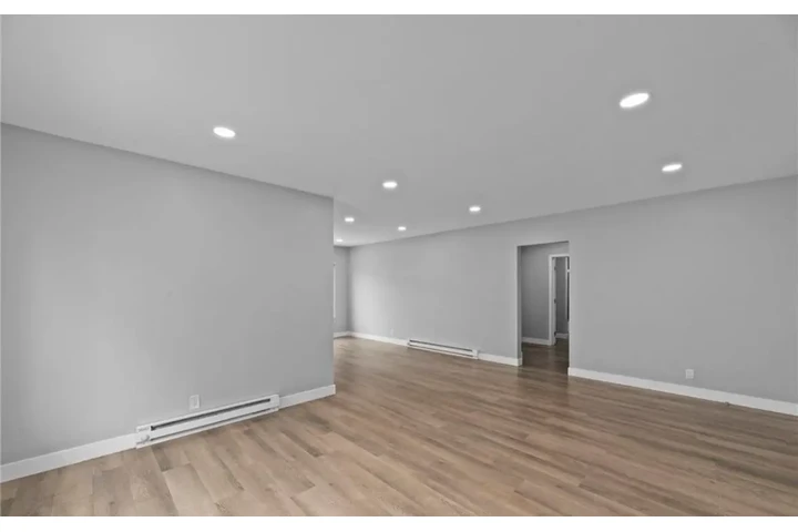 $1950 : 2 BEDROOM APT IN CARSON image 2
