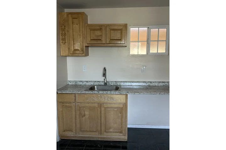 $1100 : Rento studio image 2