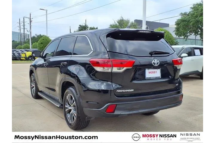 $23195 : Toyota Highlander 2018 LE 4d image 2